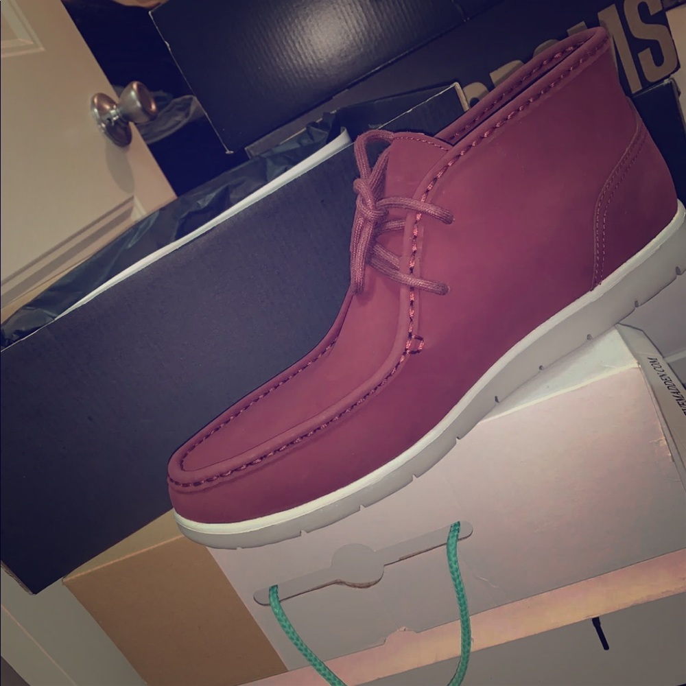 Burgundy ugg shoes